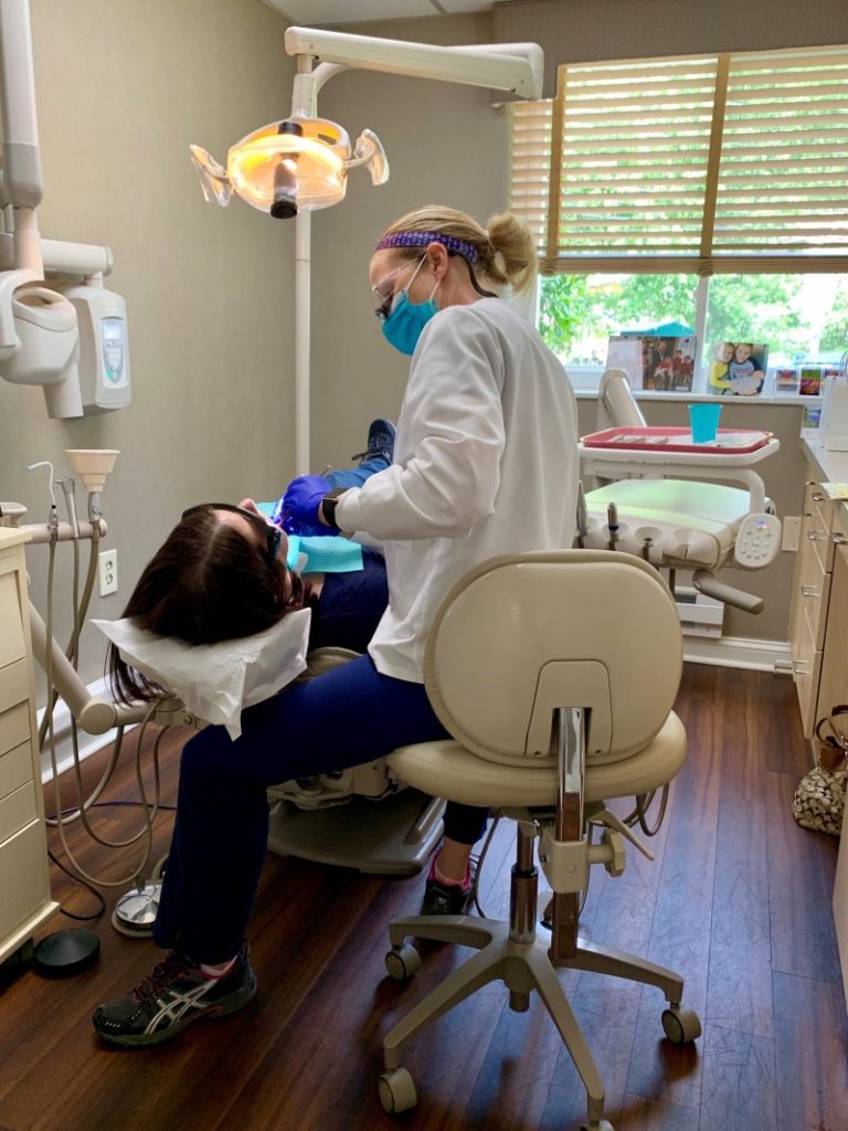 dentist providing emergency dentistry